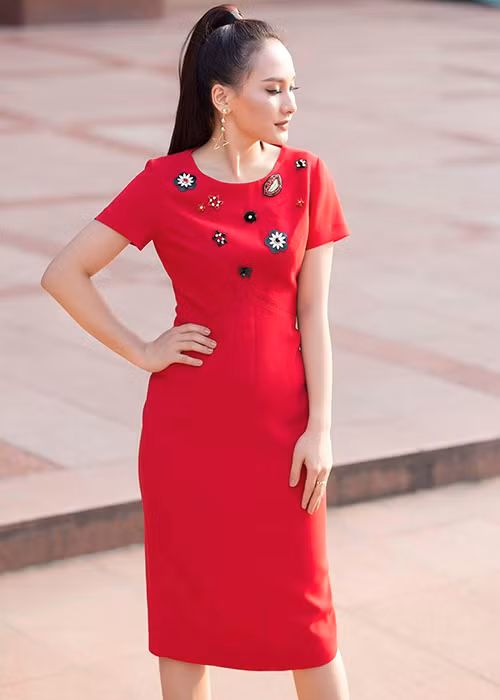 Bảo Thanh “Sống chung với mẹ chồng” diệp đầm đỏ khoe nhan sắc mặn mà.