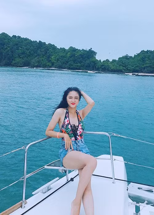Hương Giang khoe vẻ gợi cảm trong một chuyến du lịch.