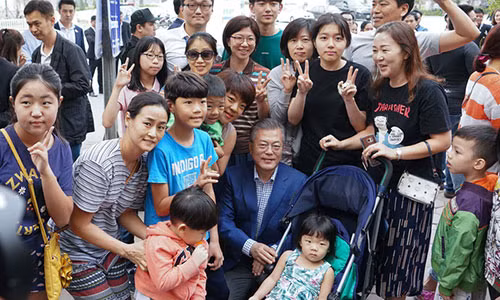 Tổng thống Hàn Quốc Moon Jae-in chụp ảnh lưu niệm với những người Hàn Quốc đang sinh sống tại Việt Nam- Ảnh: NGUYỄN KHÁNH