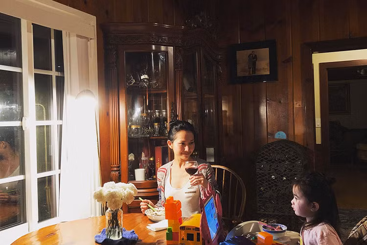 Sao Việt Kim Hiền tiết lộ mẹ đẻ rất tâm lý, luôn theo dõi con gái dù cả hai ở rất xa nhau.