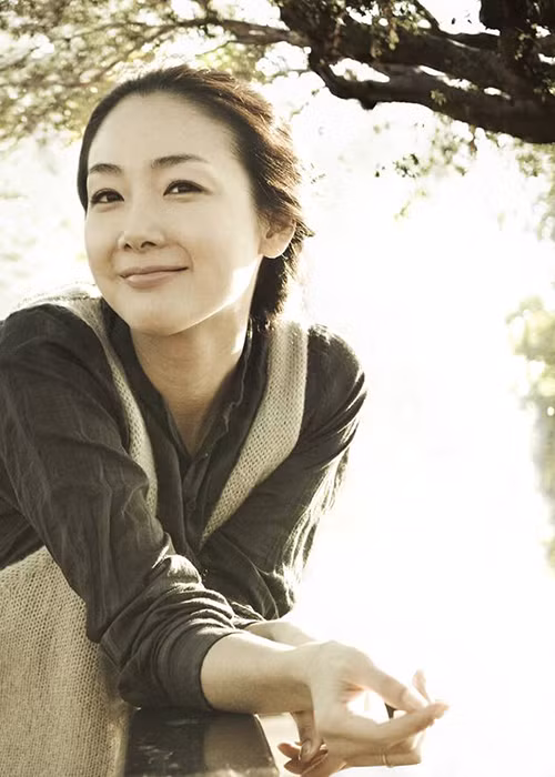 Choi Ji Woo sinh năm 1975, được khán giả biết đến qua loạt phim truyền hình đình đám: "Bản tình ca mùa đông", "Nấc thang lên thiên đường"...