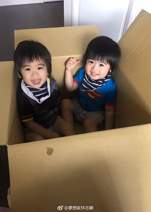Còn Jenson lại được khen giống mẹ. Ảnh: Weibo
