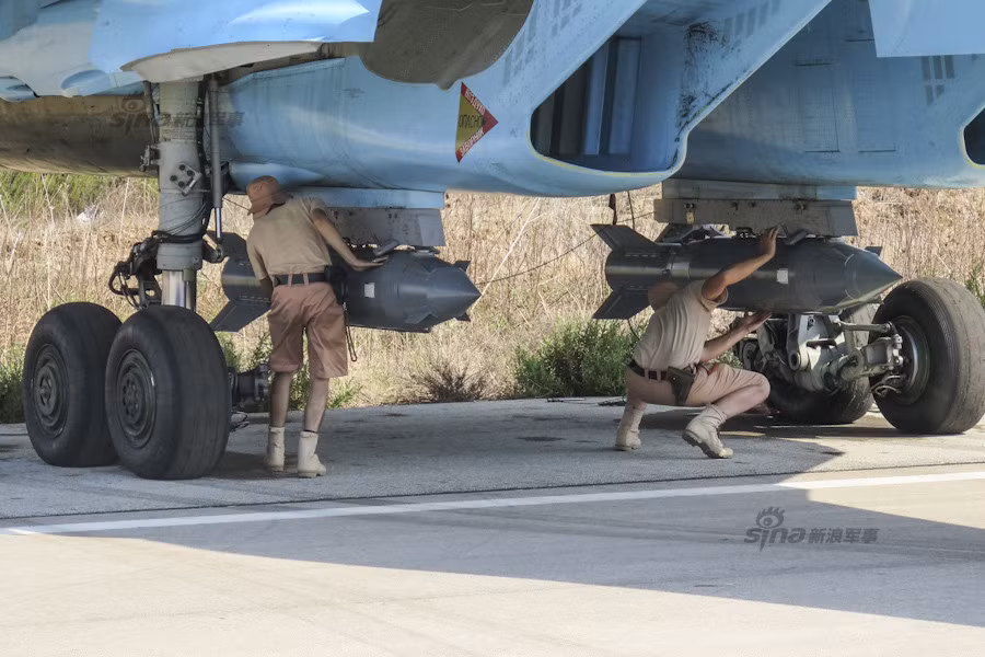 Binh sĩ Nga kiểm tra hai quả bom thông minh KAB-500S-E treo trên máy bay ném bom Su-34.