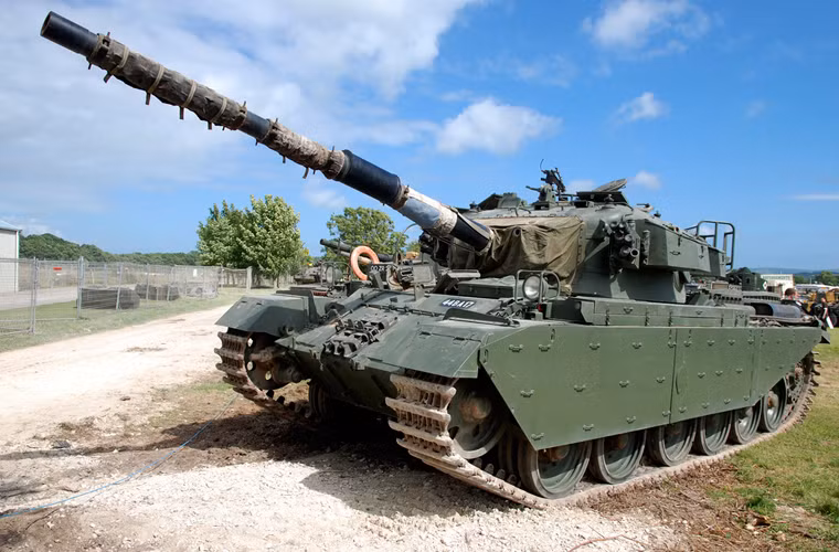  Xe tăng chủ lực Centurion do Anh Quốc phát triển từ năm 1943, chính thức ra mắt nguyên mẫu đầu tiên năm 1945 và chính thức trang bị từ năm 1946. Centurion được đánh giá là một trong những thiết kế tăng thành công nhất sau Chiến tranh Thế giới thứ 2. Khoảng 4.423 chiếc gồm 13 biến thể chính đã được chế tạo từ năm 1945 đến tận năm 1962. Loại xe tăng này được xuất khẩu tới nhiều quốc gia và tham chiến trong khoảng 12 cuộc chiến tranh.