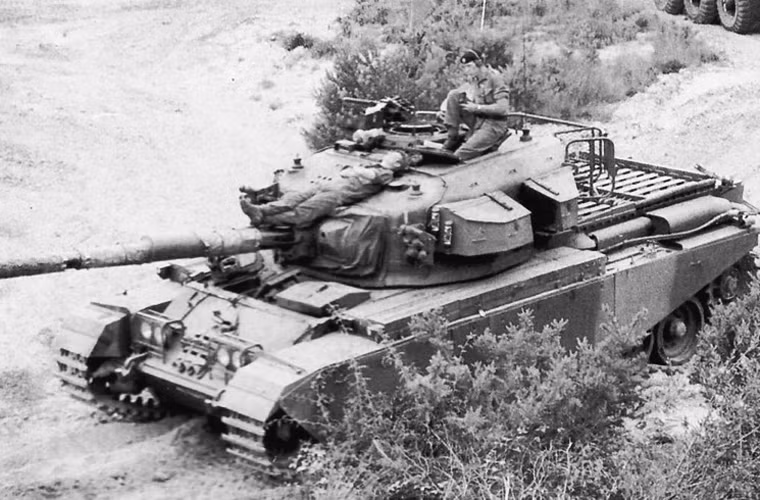 Xe tăng chủ lực Centurion có trọng lượng 51 tấn, dài 9,8m, rộng 3,38m, cao 3,01m.
