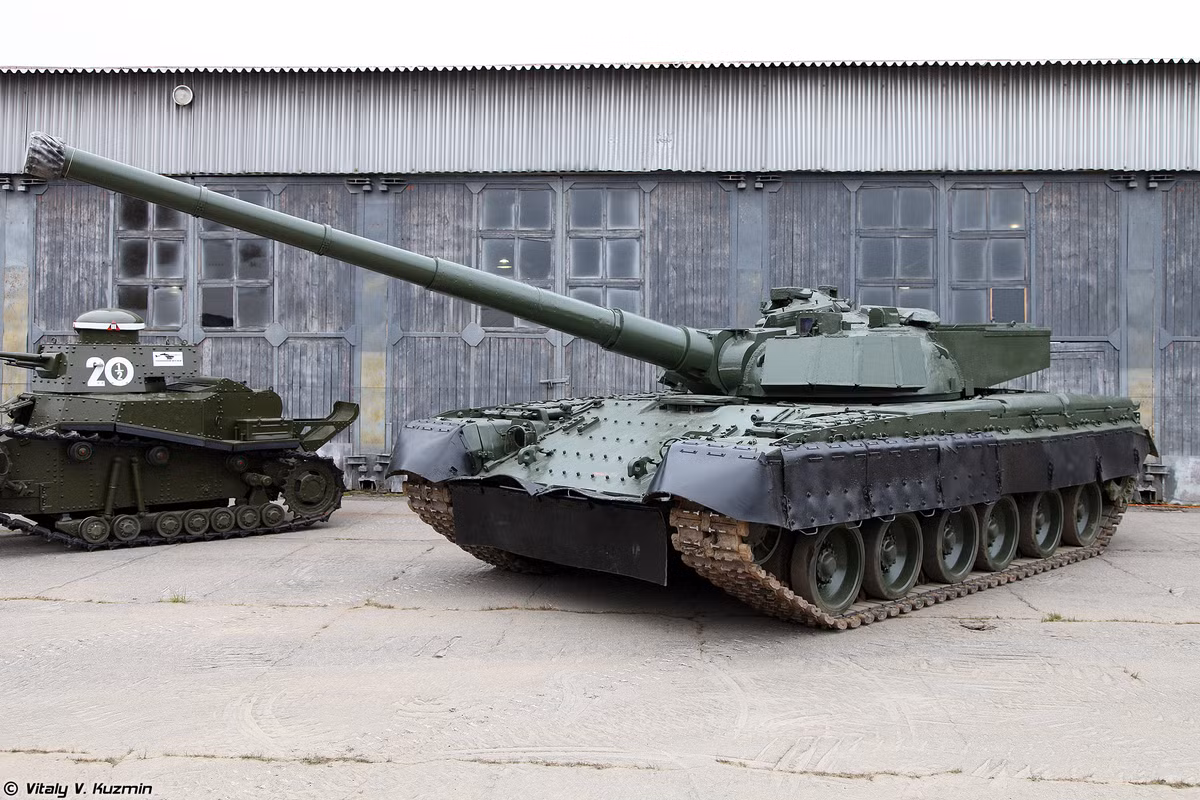 Xe tăng chủ lực Object 292 ra đời trong bối cảnh vào cuối những năm 1980, Liên Xô bắt đầu cảm thất bị mất vị thế dẫn đầu các cường quốc xe tăng. Chính vì vậy, các nhà khoa học, kĩ sư vũ khí Liên Xô sau đó bắt tay tìm kiếm những khả năng mới để nâng cấp sức mạnh xe tăng. Ngoài việc phát triển xe tăng với tháp pháo không người lái thì họ cũng tập trung theo hướng trang bị pháo cỡ lớn.