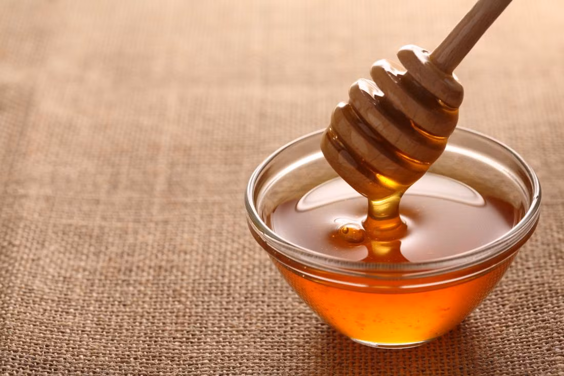 Mật ong có tính kháng khuẩn mạnh, kích thích hệ miễn dịch rất tốt cho sức khỏe, nhất là khi cơ thể bị ốm. Ảnh: medicalnewstoday.