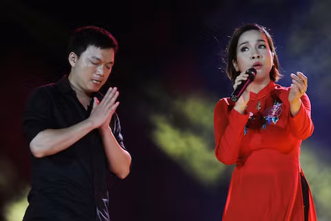 Cho dù số khán giả chưa thể phá được kỉ lục hơn 35 nghìn người vào năm ngoái, nhưng tối 23/5, hàng chục nghìn người có mặt tại khu vực Hồ bán nguyệt (Q.7, TP.HCM) vẫn đủ sức biến đêm nhạc kỉ niệm 14 năm ngày mất nhạc sĩ Trịnh Công Sơn thành một đêm khó quên. Đặc biệt là màn fan lên sân khấu "vái lạy" Mỹ Linh.