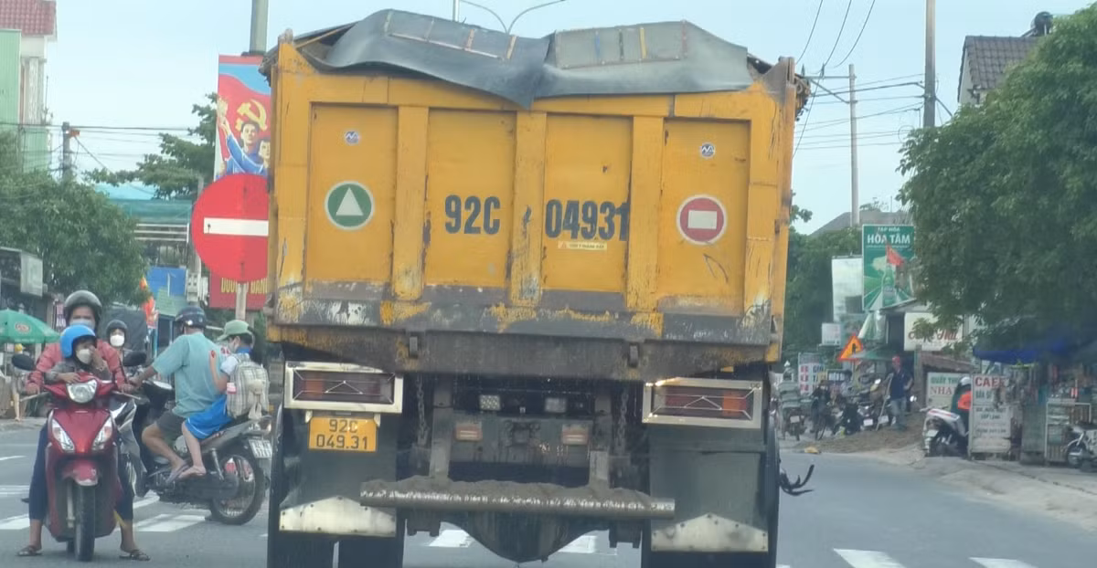 Quảng Nam buộc doanh nghiệp vận tải cắt thành, thùng... thị xã Điện Bàn vẫn nhan nhản - Hình 2 Quang Nam buoc doanh nghiep van tai cat thanh, thung... thi xa Dien Ban van nhan nhan-Hinh-2