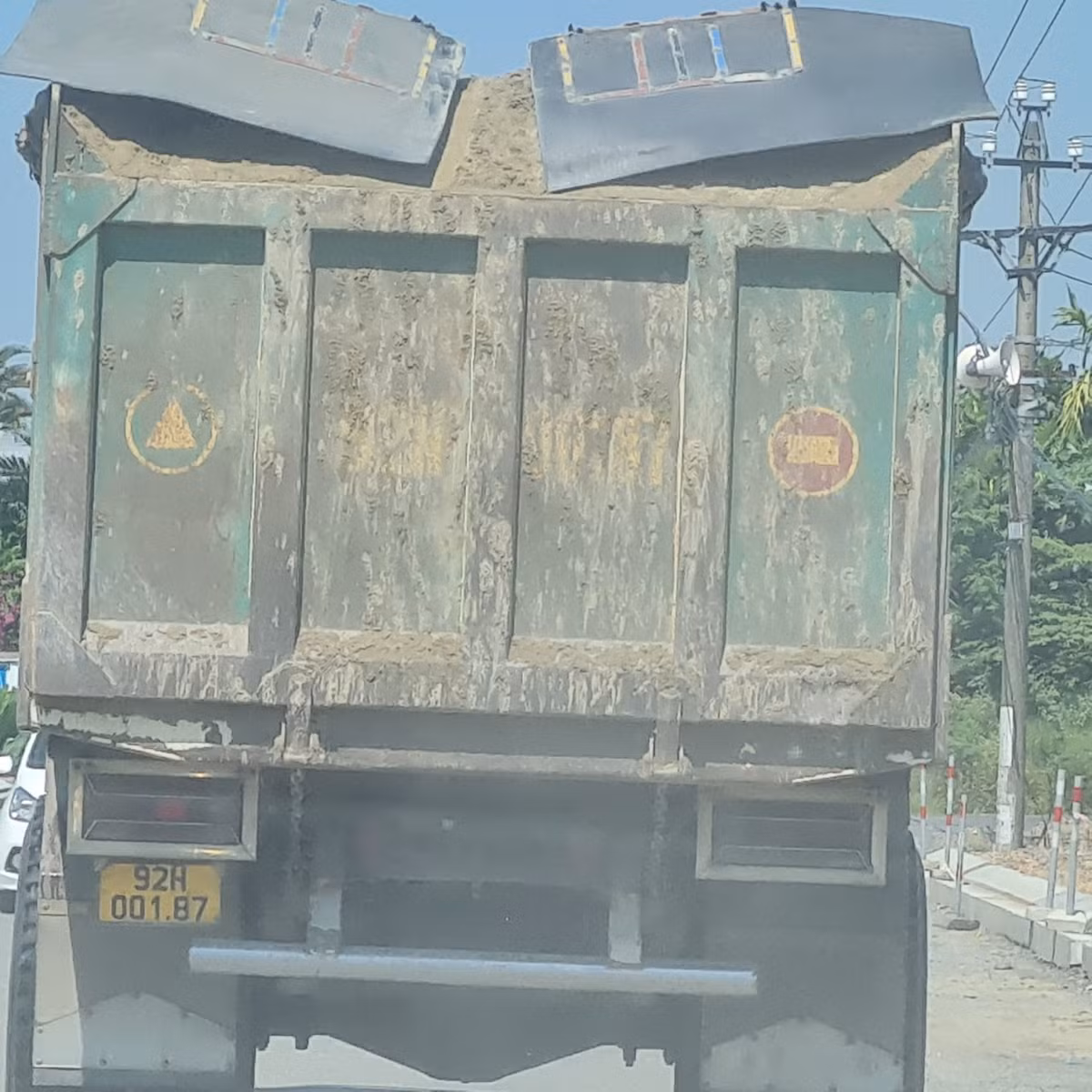 Quảng Nam buộc doanh nghiệp vận tải cắt thành, thùng... thị xã Điện Bàn vẫn nhan nhản - Hình 3 Quang Nam buoc doanh nghiep van tai cat thanh, thung... thi xa Dien Ban van nhan nhan-Hinh-3