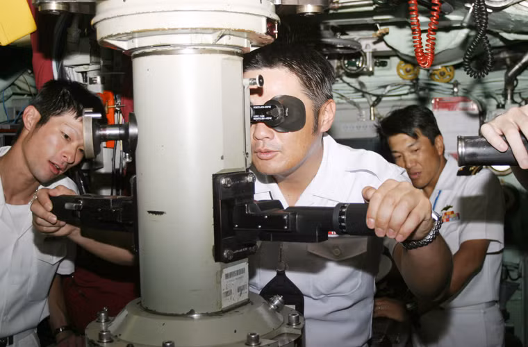Về cảm biến, Oyashio trang bị hệ thống sonar, radar trinh sát do Nhật Bản tự thiết kế. Tuy là Sonar của nó được phỏng theo kiểu Mỹ nhưng đã cải tiến cho phù hợp với yêu cầu của Nhật Bản.