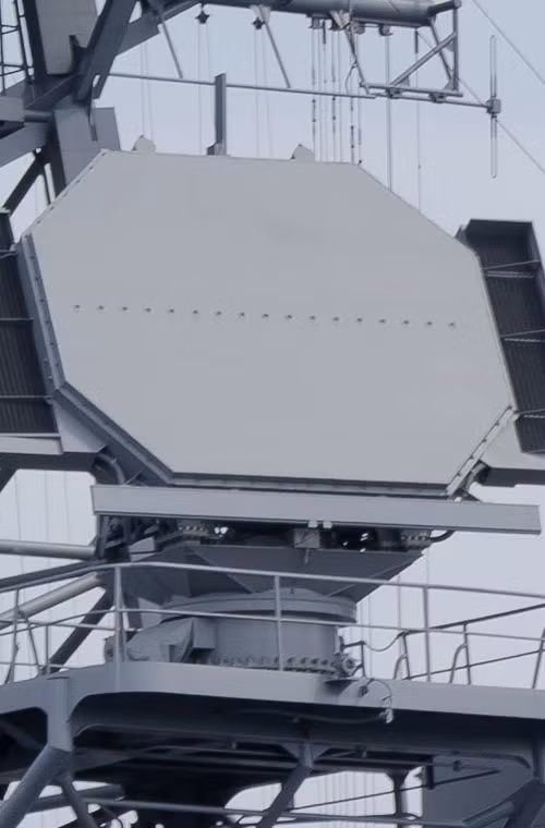 Cận cảnh một trong những hệ thống cảm biến chính của con tàu - radar anten mạng pha chủ động OPS-24 làm nhiệm vụ cảnh giới không phận. Con tàu còn được trang bị hệ thống chiến đấu OYQ-9 do Nhật Bản tự phát triển, tăng cường đáng kể khả năng tác chiến tổng hợp.