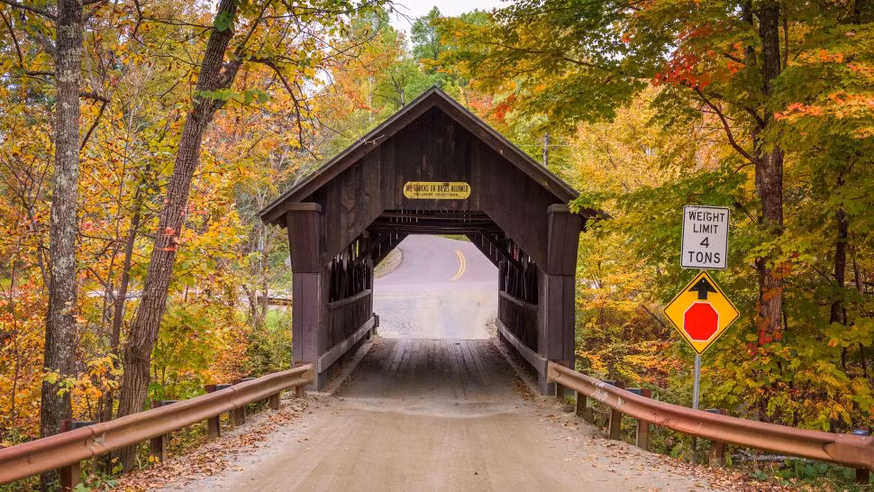 Cầu Emily ở Stowe, Vermont, cây cầu có mái che trông ma quái, vốn là hiện trường của một cô gái trẻ tự tử bằng cách treo cổ vào giữa những năm 1800. Nhiều người cho rằng họ đã nghe thấy tiếng động lạ, thậm chí cả tiếng một người phụ nữ la hét. Nguồn: Shutterstock.