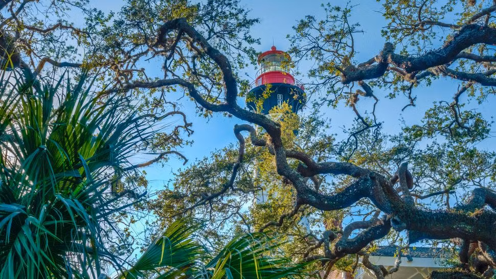 Ngọn hải đăng St.Augustine nằm tên Đảo chắn Anastasia, Florida. Hai cô con gái của Hezekiah đã gặp sự cố và chết đuối ở đây. Nhiều người kể họ đã nghe thấy tiếng cười đùa của 2 cô gái, hoặc nhìn thấy 1 cô gái mặc váy và đeo chiếc nơ cài tóc màu xanh lam. Nguồn: Leamus/Getty Images.