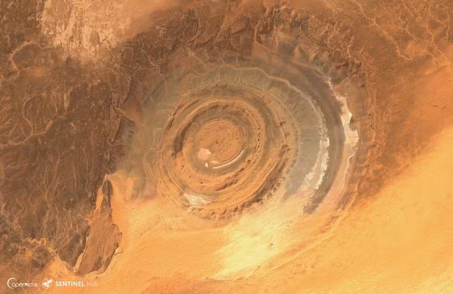 The eye of Sahara (con mắt của Sahara), được gọi là cấu trúc Richat. Kỳ quan đặc biệt này có đường kính khoảng 91 mét, nổi bật đến mức các phi hành gia có thể sử dụng nó như một điểm mốc khi ở trên quỹ đạo. Nguồn: Sentinel Hub/Flickr/CC BY 2.0
