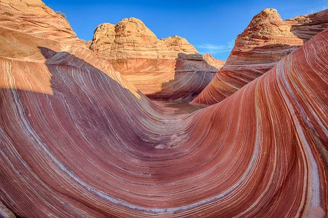 The Wave (Sóng), hẻm núi sa thạch đỏ với những bức tường đá cao ngất ngưởng. Với những dải đá đỏ, hồng, vàng và trắng, The Wave là một địa điểm du lịch nổi tiếng, đặc biệt là đối với các nhiếp ảnh gia. Nguồn: Bureau of Land Management/Flickr/CC BY 2.0.