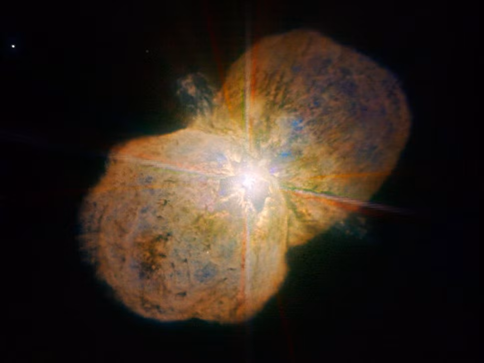 Eta Carinae, một ngôi sao lớn và sáng đến mức các photon của chính nó đang phồng lên tạo thành một hình dạng đồng hồ cát kỳ lạ. Hình ảnh này, được chụp bằng Kính viễn vọng rất lớn của Đài quan sát Nam Âu, cho thấy cấu trúc lưỡng cực cũng như các tia phản lực đi ra từ ngôi sao trung tâm. Nguồn: ESO.