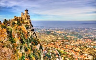 San Marino, một vùng đất miền trung nước Ý có diện tích bằng một phần ba thủ đô Washington DC, có phong cảnh núi non hiểm trở với vẻ đẹp ngoạn mục và kỳ thú. Ở đây có những pháo đài cổ kính và những công trình kiến trúc đáng chú ý khác như vương cung thánh đường thế kỷ 19. Nguồn: Leonid Andronov/Shutterstock