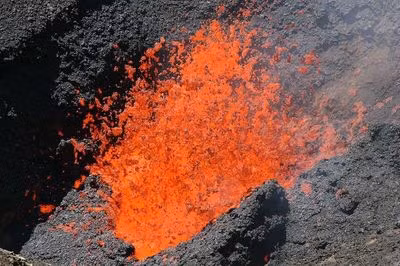 Villarrica là một ngọn núi lửa hoạt động vĩnh viễn gần Pucon, Chile, nhô lên trên một hồ nước. Khách du lịch có thể tham gia các chuyến đi bộ có hướng dẫn viên đến miệng núi lửa hoặc bằng trực thăng bởi đường đi bộ rất dốc và có thể bị đóng băng vào mùa đồng. Nguồn: Jonathan Lewis/Wikimedia Commons/CC BY-SA 2.0