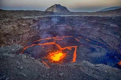 Ngọn núi lửa hoạt động mạnh nhất của Ethiopia, Erta Ale. Các du khách có thể đứng tại miệng núi lửa, nhìn hồ dung nham. Tuy nhiên, để đến được đây, du khách phải đi 5 giờ lái xe qua sa mạc, băng qua một cánh đồng có nhiều dung nham cứng. Nguồn: Guenterguni/Getty