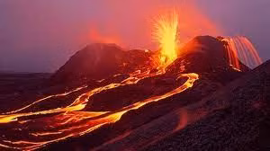 Khi dung nham của núi lửa Kiliauea phun trào, du khách có thể ngắm nhìn trực tiếp từ khu vực quan sát dung nham ven biển cách đó khoảng 275m. Nguồn: Báo Tài nguyên và Môi trường