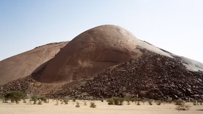 Ben Amera, tảng đá nguyên khối lớn nhất ở châu Phi. Nó cao khoảng 2.030 feet (khoảng 618 mét) ở Mauritania, ở rìa phía tây của sa mạc Sahara. Điều đáng buồn là không có con đường trải nhựa nào để khách du lịch có thể tham quan, ngắm nhìn vẻ đẹp hùng vĩ của nó. Nguồn: Adro Hatxerre/Getty Images.