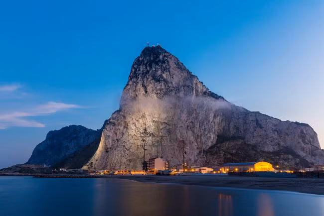 Rock of Gibraltar là một tảng đá vôi nguyên khối ở mũi phía tây nam của Iberia, cao khoảng 426. Từ đỉnh núi của nó, có thể nhìn thấy qua eo biển Gibraltar hẹp và nhìn ra đường bờ biển Ma-rốc. Nguồn: Sorin Colac/ Shutterstock.