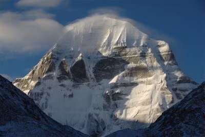Kailash, nằm trong dãy Transhimalaya ở Tây Tạng, ngọn núi cao 6,638m này là nơi linh thiêng của Phật giáo, đạo Bon, đạo Hindu và đạo Kỳ Na. Đỉnh núi Kailash là nơi thần Shiva của đạo Hindu được cho là ngồi trong trạng thái thiền định vĩnh viễn. Nguồn: tcp/Getty Images.