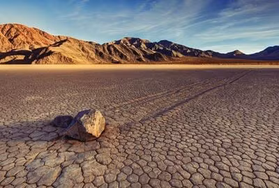 Một phần của công viên được gọi là Racetrack Playa trước đây là địa điểm của một bí ẩn địa chất nổi tiếng thế giới. Dưới đáy hồ khô này có hàng trăm tảng đá (một số nặng 31,7kg) được cho là tự di chuyển, để lại những con đường mòn trên mặt đất dài tới 457m. Nguồn: Copyright Matt Kazmierski/Getty Images.