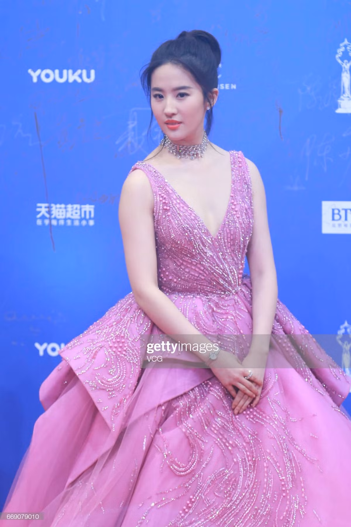 “Than tien ty ty” cung co khi bi boc tran chan to, bap tay tho-Hinh-7