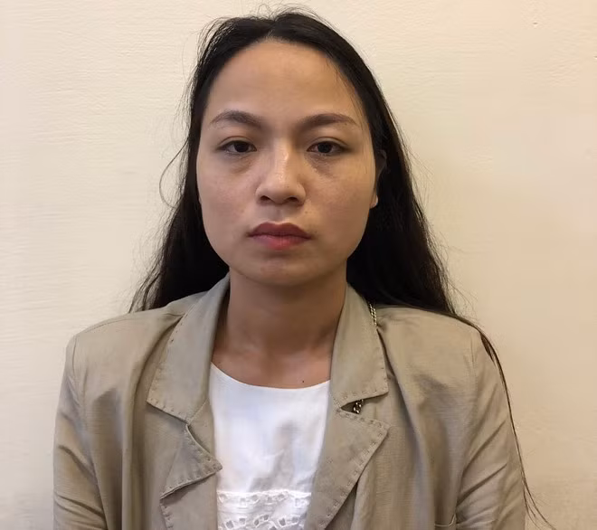 Nợ nần túng quẫn, người phụ nữ trẻ lừa đảo gần nửa tỷ đồng: Ngày 1/12, Công an quận Đống Đa, Hà Nội đang củng cố hồ sơ xử lý đối với Chu Thị Ninh (SN 1993, trú tại huyện Yên Khánh, tỉnh Ninh Bình) liên quan đến việc dùng thủ đoạn gian dối để chiếm đoạt tài sản. Theo đó, nợ nần không có khả năng chi trả, Ninh đã giăng bẫy lừa đảo chiếm đoạt 450 triệu đồng của bạn kinh doanh. 