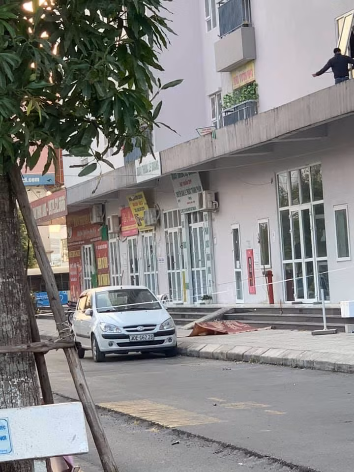 Cũng theo người dân, nạn nhân có thể đã rơi từ tầng 16 của tòa chung cư xuống đất tử vong.