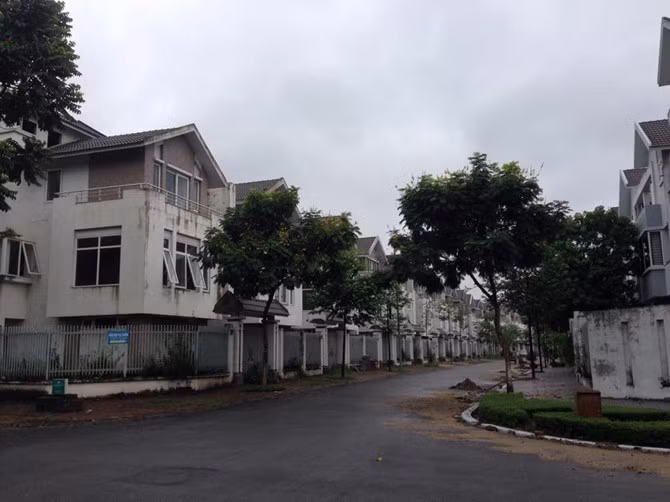 Khu đô thị mới Văn Phú nằm tại trung tâm quận Hà Đông, Hà Nội, quy mô hơn 94ha, tổng mức đầu tư 820 triệu USD, do CTCP Đầu tư Văn Phú - Invest làm chủ đầu tư. Tuy đã hoàn thành thời gian dài nhưng khu đô thị này đang trong tình trạng bị bỏ hoang hóa, hoen rỉ, xuống cấp.