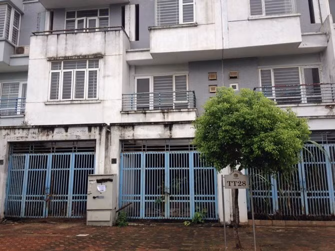 Nhiều nhà biệt thự đã được xây từ lâu nên cửa hoen rỉ, cửa kính vỡ vụn.