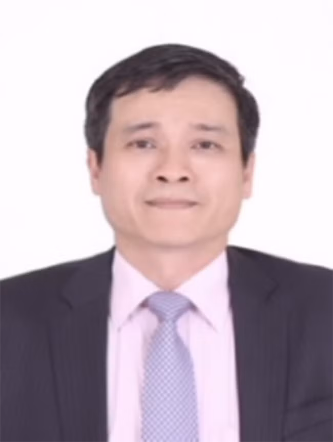 Vị này cho biết thêm: "Thông tin ban đầu, ông Khánh ngã từ cầu thang bộ xuống đất tử vong, về nguyên nhân sự việc hiện chúng tôi đang đợi báo cáo từ cơ quan Công an". 