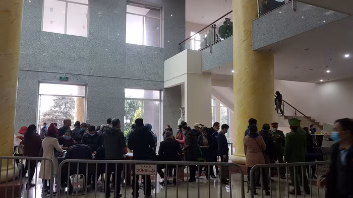 Toàn cảnh khu vực làm thủ tục cho bị hại tham dự phiên tòa. 