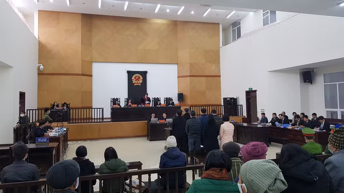 Đến 8h45 phút, Chủ tọa phiên tòa thay mặt HĐXX tuyên bố khai mạc phiên tòa. Phiên tòa này dự kiến diễn ra trong 10 ngày, từ ngày 21/12 đến 31/12. 