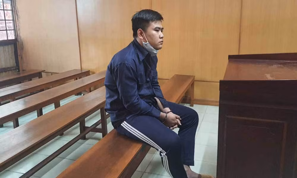  Bị hủy hôn, gã trai vác dao sát hại tình cũ: Kim Thanh Bình (26 tuổi, ngụ ở Trà Vinh) và chị Nguyễn Thị Kim Th., có quan hệ tình cảm từ năm 2015 và chuẩn bị đi đến hôn nhân. Tháng 6/2019, Bình và chị Th. phát sinh mâu thuẫn, chị Th. thông báo hủy cưới và không gặp Bình nữa. Một thời gian sau, nghe tin chị Th. có bạn trai mới nên Bình nổi cơn ghen, Bình đã giết chết bạn gái cũ để trả thù. Hôm nay, TAND TP.HCM đã tuyên án tử hình đối với Bình. 