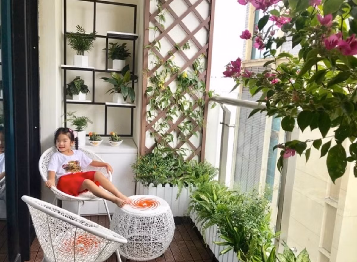 Trong căn hộ của mình Xuna Lan đặc biệt thích nhất là khu vực ban công rất đẹp để hai mẹ con có thể ngồi trò chuyện, thư giãn và ngắm cảnh vô cùng thoải mái, thư giãn.
