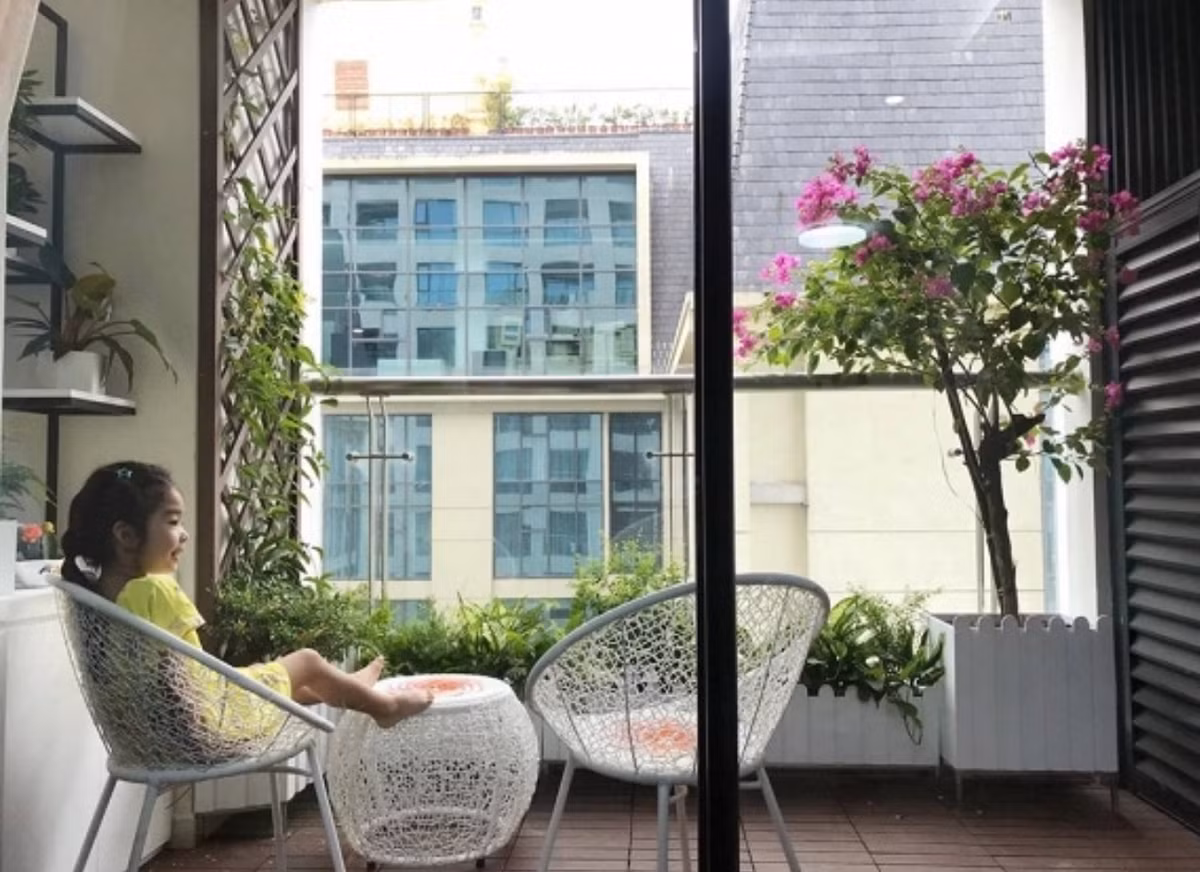 Trong căn hộ của mình Xuân Lan thường xuyên cắm hoa để không gian luôn tươi mới, ấm cúng. Xuân Lan rất thích cây xanh nên cô thường trồng nhiều hoa