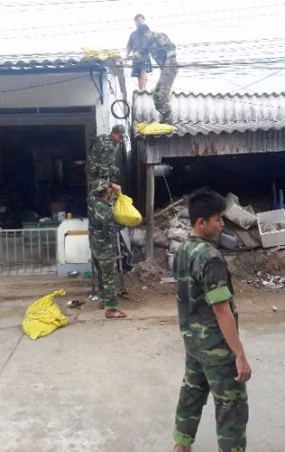 Cán bộ, chiến sĩ Đồn Biên phòng Hòn Chuối giúp dân chằng chống nhà cửa.