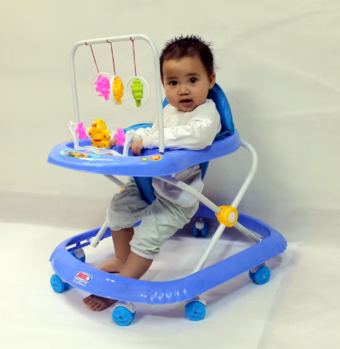 Một số nghiên cứu còn cho thấy, trẻ sử dụng xe tập đi có chỉ số kỹ năng nhận thức thấp hơn. Cứ mỗi 24 giờ sử dụng xe tập đi, trẻ sẽ chậm thêm 3,7 ngày để có thể tự đứng được, chậm thêm 3,3 ngày tự đi được mà không cần giúp đỡ. Có nghĩa là khi bé sử dụng xe tập đi càng nhiều, bố mẹ càng làm chậm bước phát triển vận động của con.