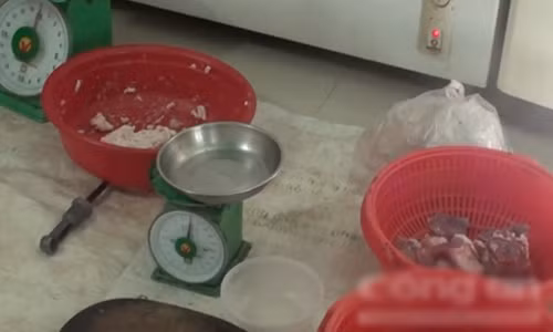 Kinh hoàng bắt tại trận giò chả bị trộn chất gây ung thư - Hình 2 Kinh hoang bat tai tran gio cha bi tron chat gay ung thu-Hinh-2