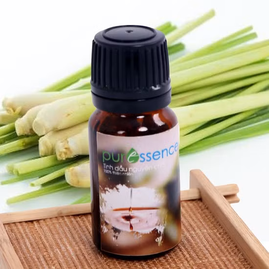 Điều trị cảm cúm: Sả giống như là một loại thuốc chống sung huyết mũi, sả được dùng để chữa nghẹt mũi và tức ngực. Bạn có thể dùng dầu sả để xông, xoa lên ngực, pha trà hoặc chế biến món ăn.