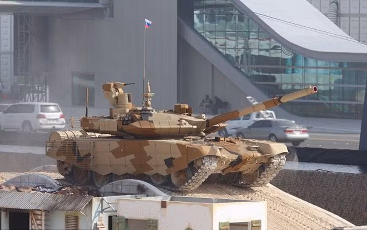 Theo giới thiệu của nhà sản xuất Uralvagonzavod, phiên bản xe tăng T-90MS trang bị động cơ công suất 1.130 mã lực, kính ngắm pháo thủ PNM Sosna-U, tháp pháo điều khiển tự động UDP T05BV-1 RWS gắn đại liên 7,62mm, hệ thống định vị quán tính cùng GLONASS và đặc biệt là giáp phản ứng nổ mới tăng khả năng bảo vệ.