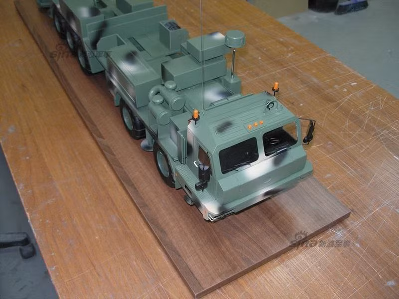Quan sát mô hình, bệ phóng của tổ hợp tên lửa S-500 có thể sẽ được đặt trên khung gầm xe việt dã hạng nặng BAZ – khá giống khung gầm tổ hợp S-400 Triumf.