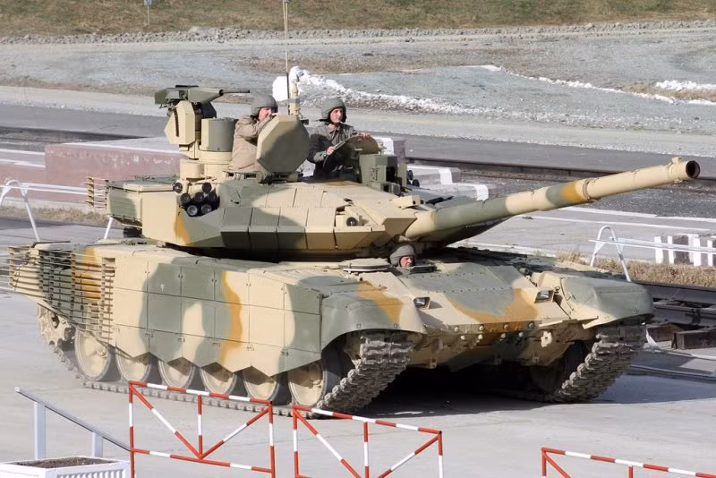 Trong đó, giáp phản ứng nổ của T-90MS được cho là tốt hơn hẳn loại Kontakt-V đang trang bị trên các xe tăng T-90A/S cũng như phiên bản nâng cấp của T-72 (như T-72B3). Cụ thể, đó là giáp phản ứng nổ “Relikt” được thiết kế bởi tổ hợp NII Stali OKR "Kactus” và "Relikt” với các mảnh giáp nổ loại 4S23. Giáp Relikt được đánh giá là có khả năng hấp thụ gần như hầu hết động năng của các tên lửa chống tăng một khi chúng tiếp xúc hay phát nổ trên lớp giáp này.