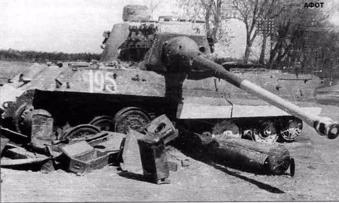 Một chiếc Tiger II tan tành xác pháo.