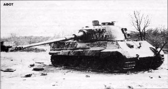 Tuy có giáp trước dày 100-150mm, tuy nhiên hông của xe tăng hạng nặng Tiger II chỉ dày khoảng 80mm. Với độ dày đó là không đủ để chống lại pháo 85mm của T-34-85.