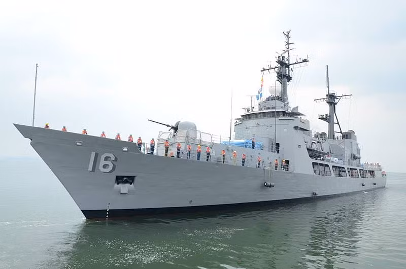 Tuy nhiên vì vốn mang thiết kế tàu tuần duyên bảo vệ bờ biển nên các tàu này dù rất lớn nhưng sức mạnh thì không tương xứng với kích thước. Chúng chỉ có các hỏa lực pháo và súng máy tầm gần, không có tên lửa hay ngư lôi để đảm nhiệm vai trò chiến đấu, hộ tống. Rất nhiều chuyên gia đặt dấu hỏi lớn việc mua sắm tàu chiến của Philippines, cùng số tiền bỏ ra mua lớp tàu tuần duyên này, Philippines hoàn toàn có thể mua các tàu chiến tên lửa nhỏ trên thế giới.
